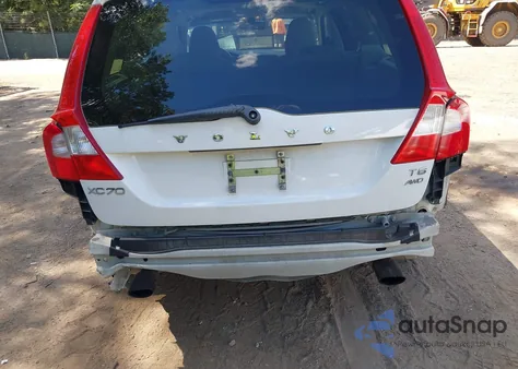 2011 Volvo Xc70 T6 z USA, uszkodzony, nr VIN YV4902BZ6B1101827